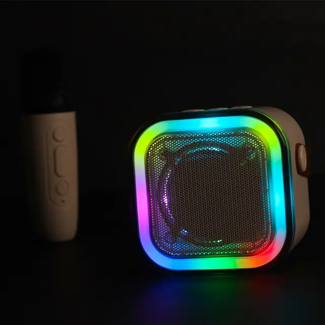 Parlante cuadrado con marco de luces de colores y micrófono