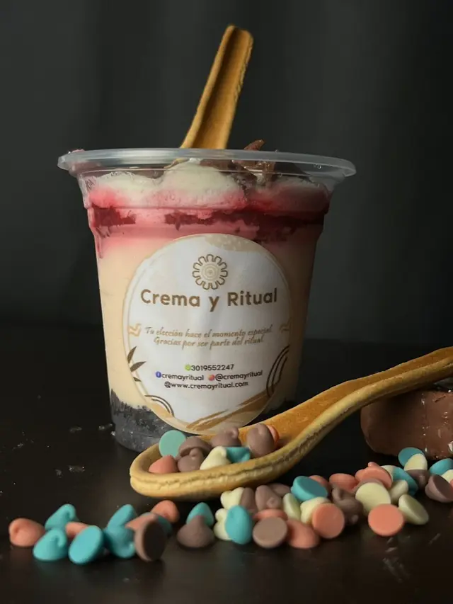 Postre abierto con cuchara de madera llena de chispas de colores en primer plano