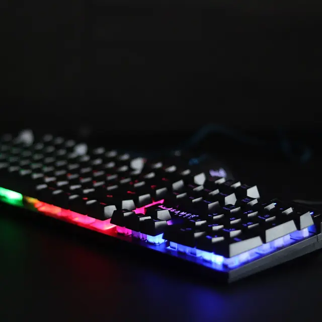 Teclado mecánico con luces de colores sobre fondo negro